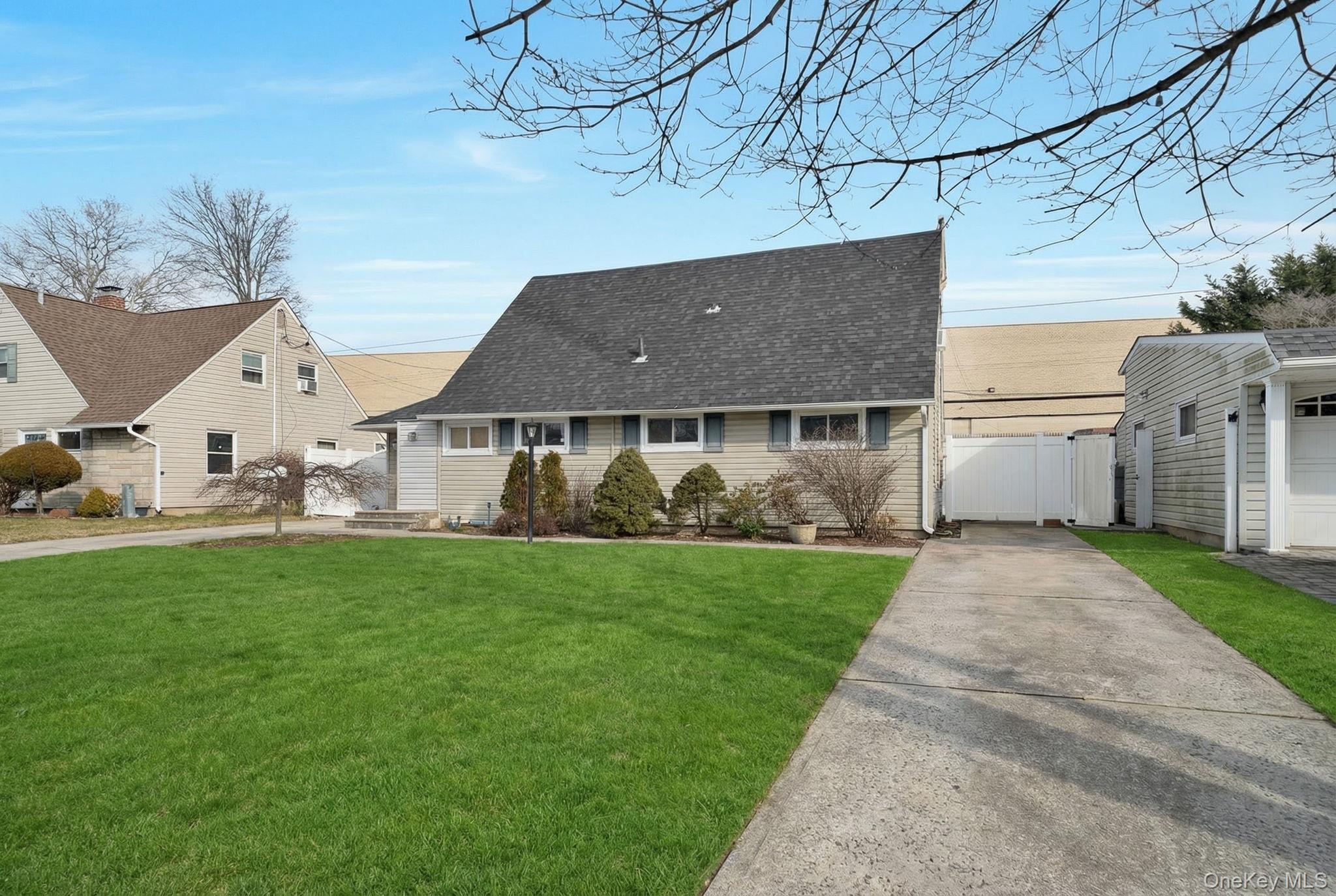 125 Hamlet Road Levittown, NY 11756 - Photo 3 of 28