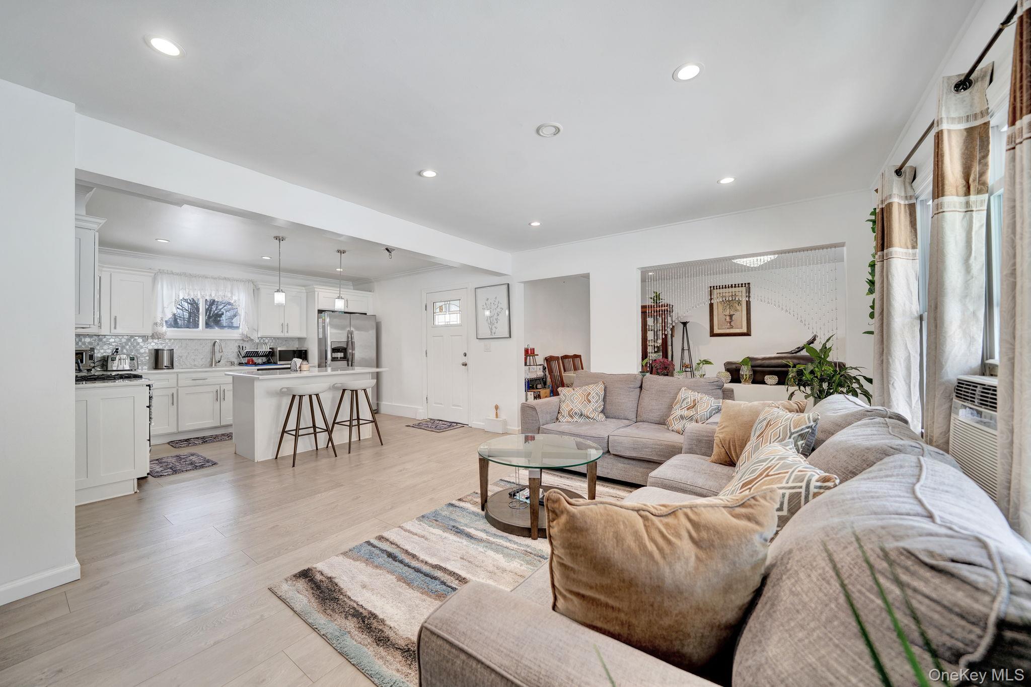 125 Hamlet Road Levittown, NY 11756 - Photo 4 of 28