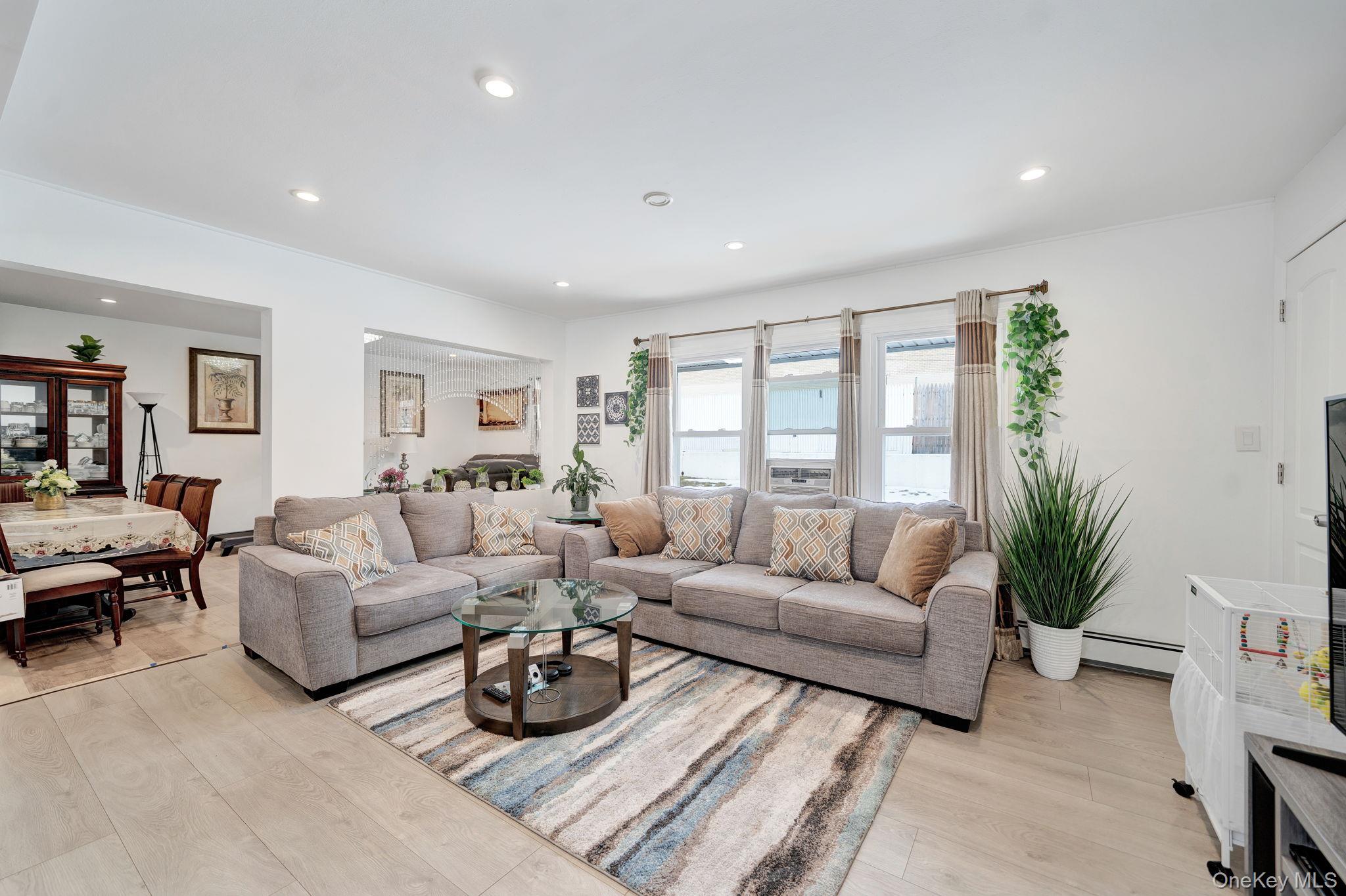 125 Hamlet Road Levittown, NY 11756 - Photo 5 of 28