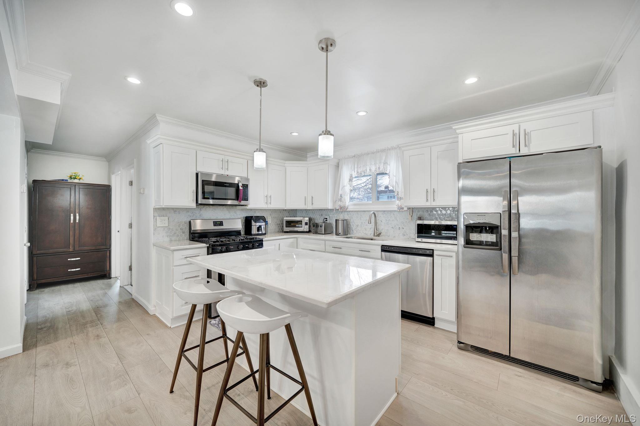 125 Hamlet Road Levittown, NY 11756 - Photo 7 of 28