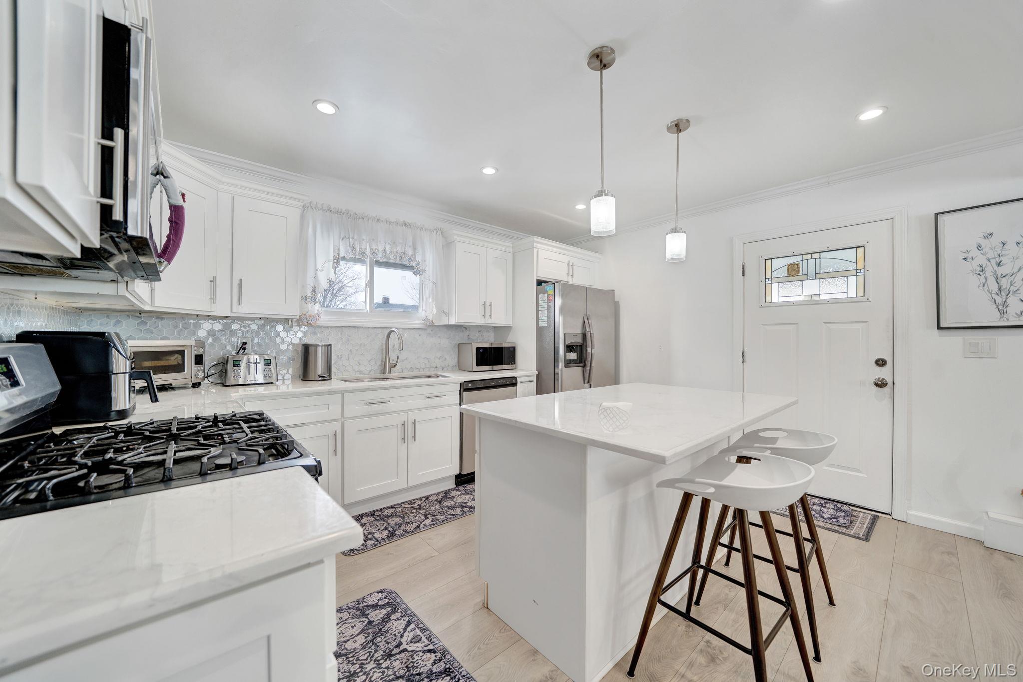 125 Hamlet Road Levittown, NY 11756 - Photo 9 of 28