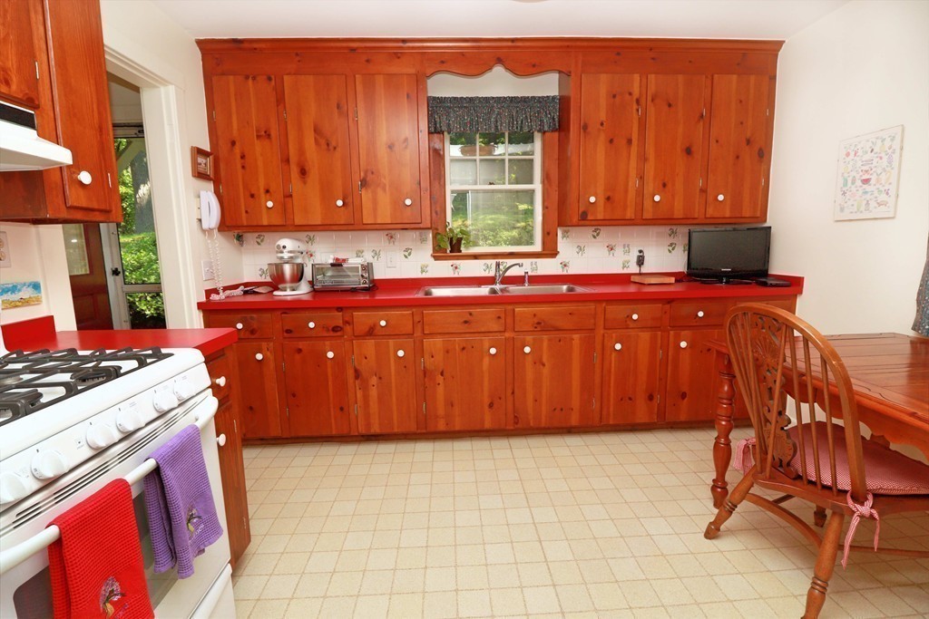 47 Avon Road Wellesley, MA 02482 - Photo 7 of 20