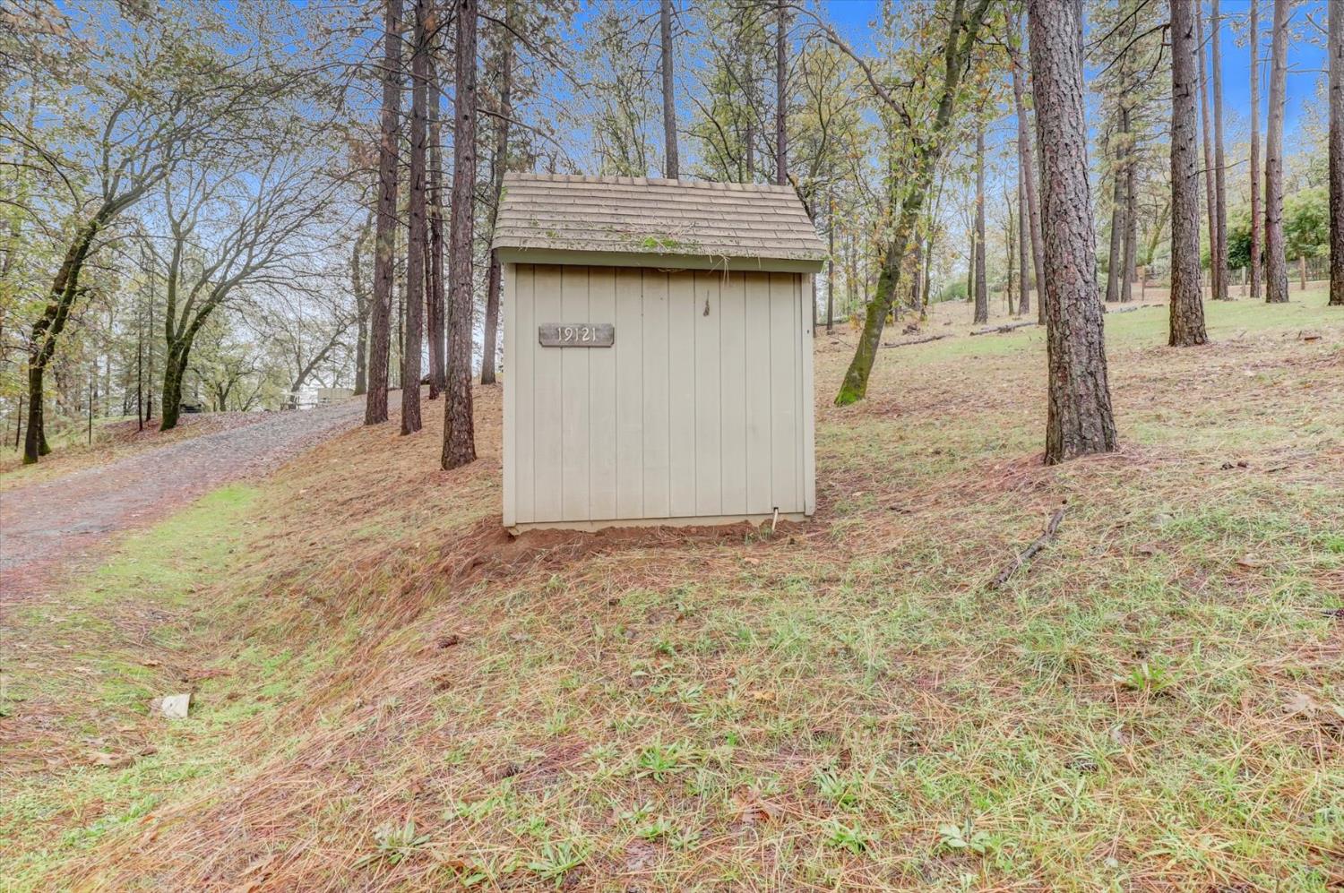 19121 Hiers Road Grass Valley, CA 95949 - Photo 86 of 94 a view of entrance gate of house