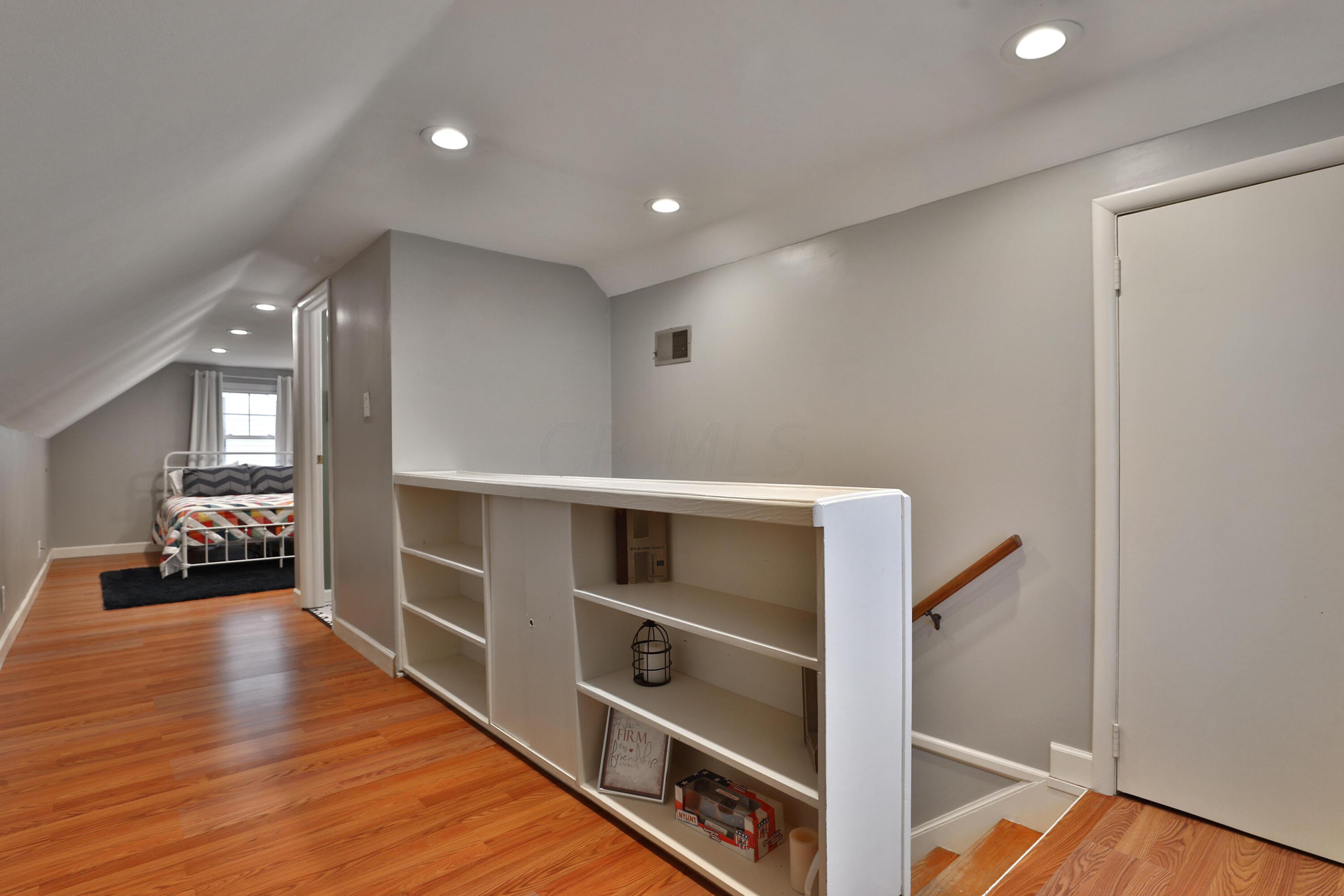 562 Northridge Road Columbus, OH 43214 - Photo 22 of 45 Upstairs