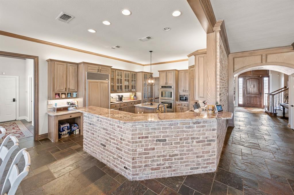 208 Highpoint Circle Valley View, TX 76272 - Photo 12 of 32