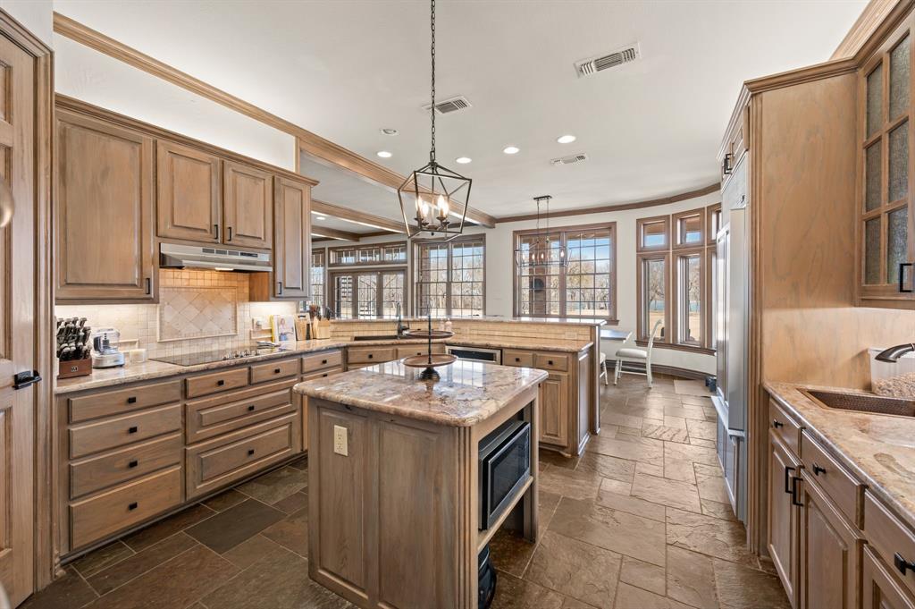 208 Highpoint Circle Valley View, TX 76272 - Photo 15 of 32