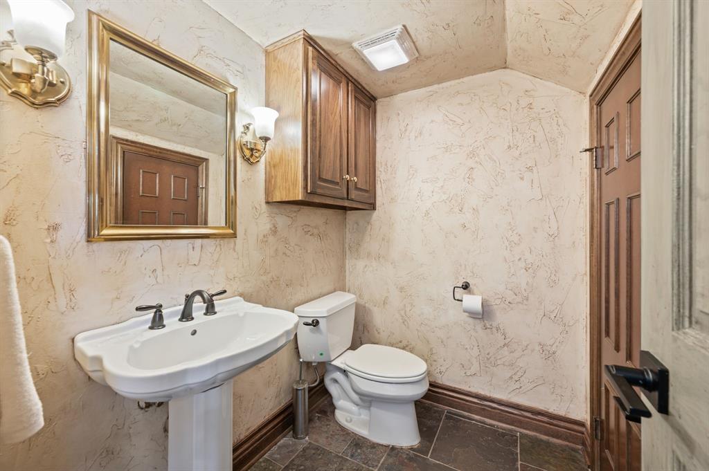 208 Highpoint Circle Valley View, TX 76272 - Photo 18 of 32