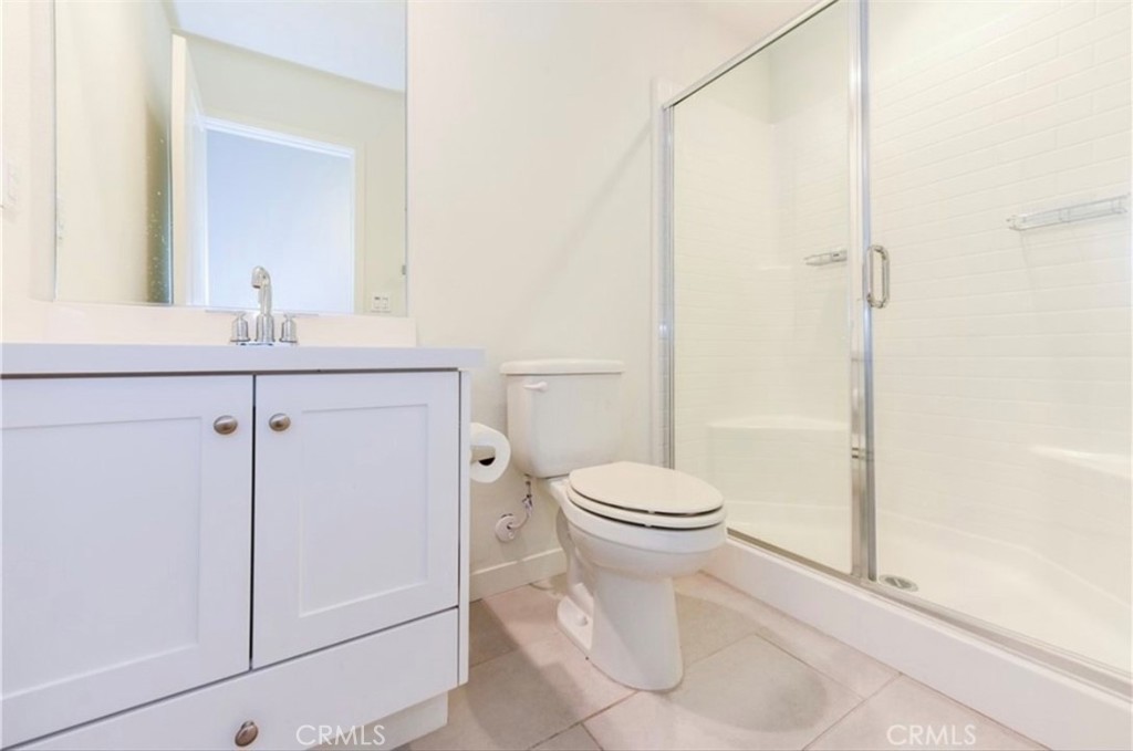 175 Frame Irvine, CA 92618 - Photo 11 of 22 a bathroom with a toilet a sink a shower and mirror