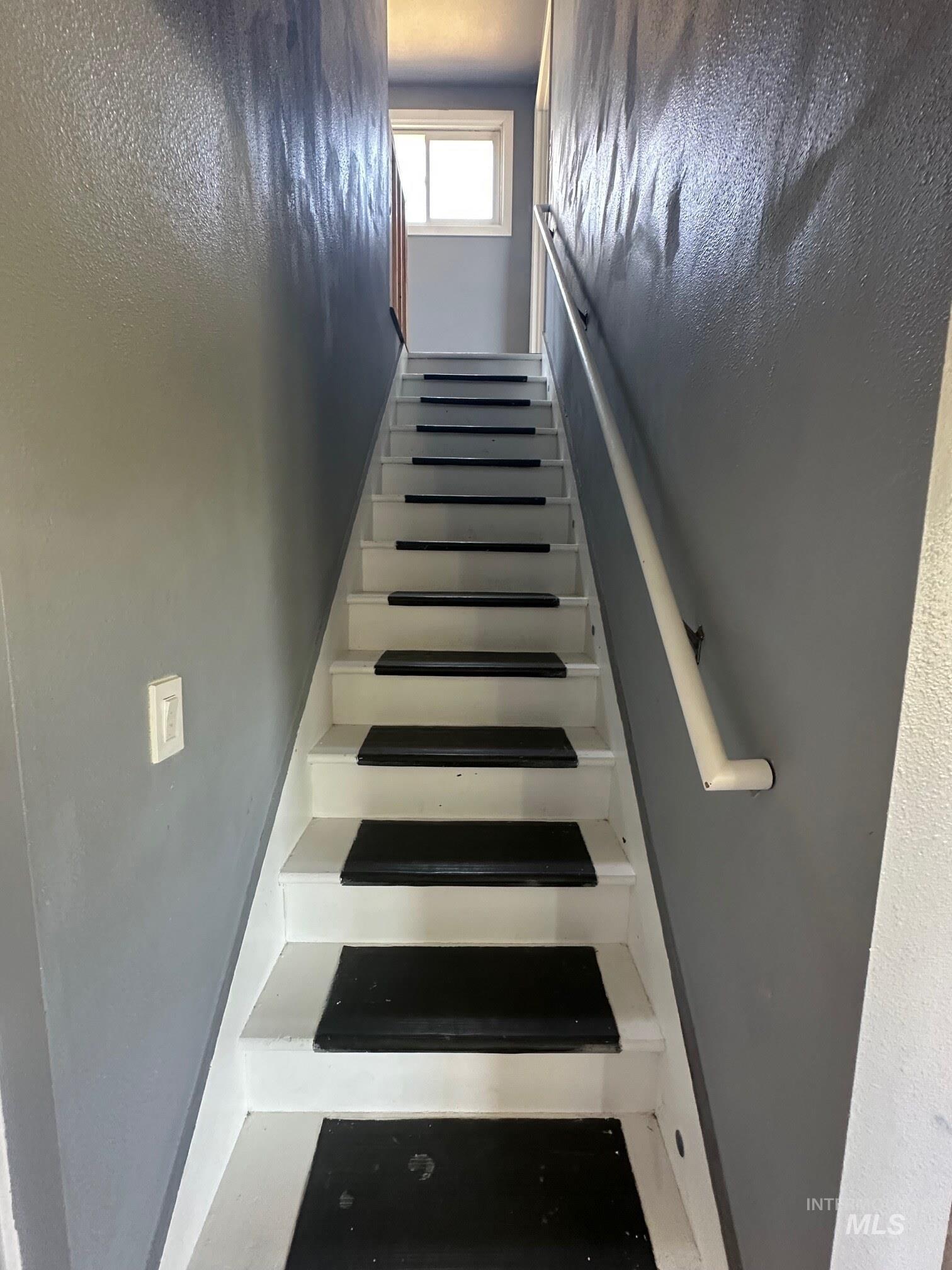 787 Southwest 3rd Street Ontario, OR 97914 - Photo 11 of 22 View of staircase