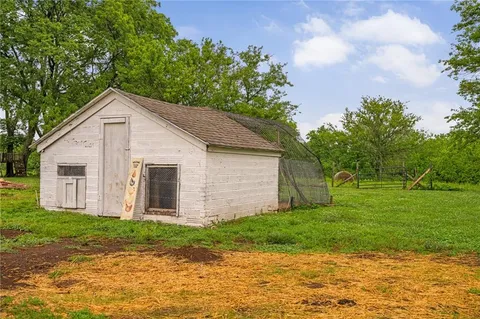 $725,000 | 33253 Cedar Niles Road, Poala, KS 66071