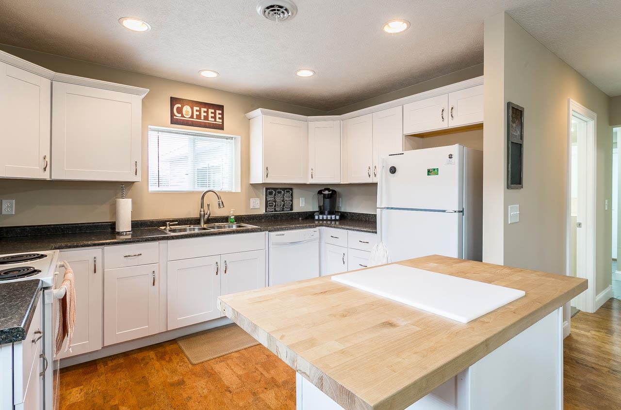 2527 North Three Mile Road Traverse City, MI 49686 - Photo 7 of 38 1831388-6.JPG
