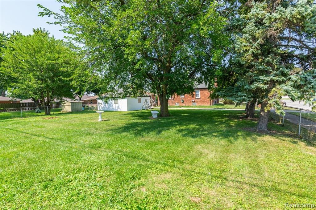 21560 Kelly Road Eastpointe, MI 48021 - Photo 19 of 23