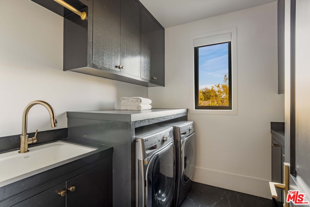 4533 Gentry Avenue Studio City, CA 91607 - Photo 29 of 39 a utility room with sink dryer and washer