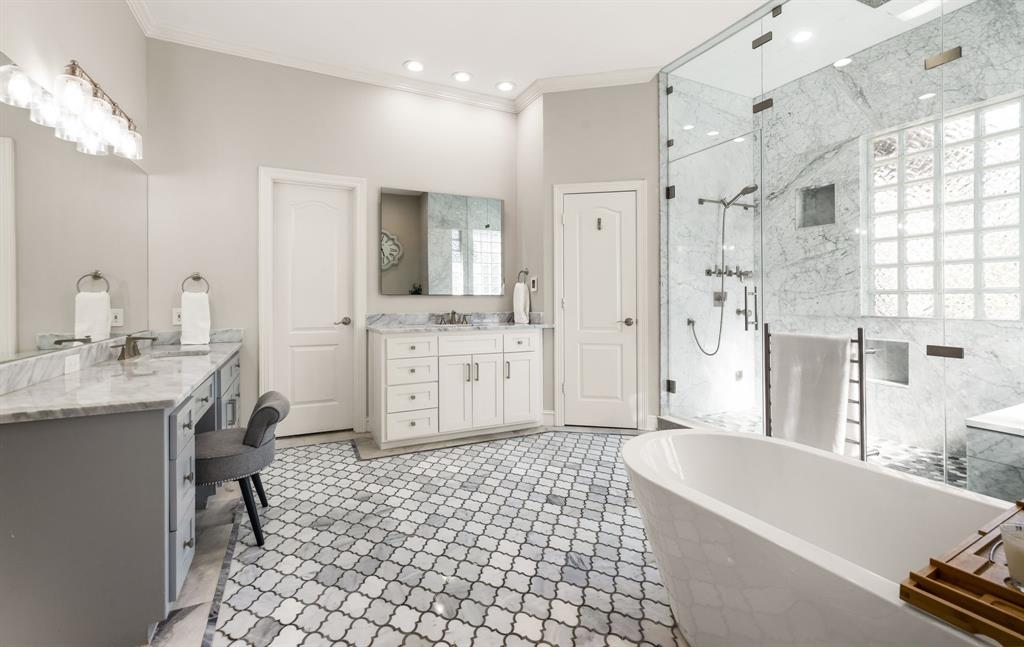 1904 MacGregor Drive Plano, TX 75093 - Photo 21 of 38 Primary Bathroom with Dual Sinks