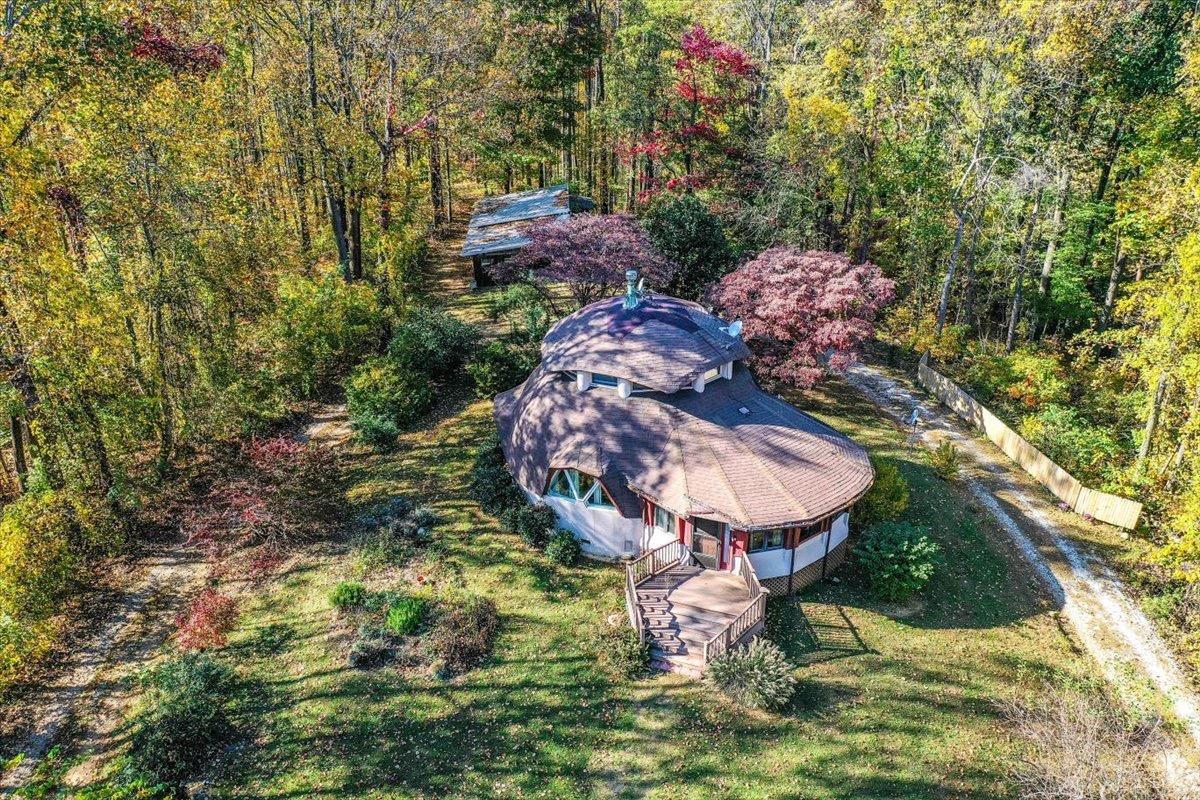 1052 Sardis Road Amherst, VA 24521 - Photo 7 of 46 a view of a swimming pool with a yard