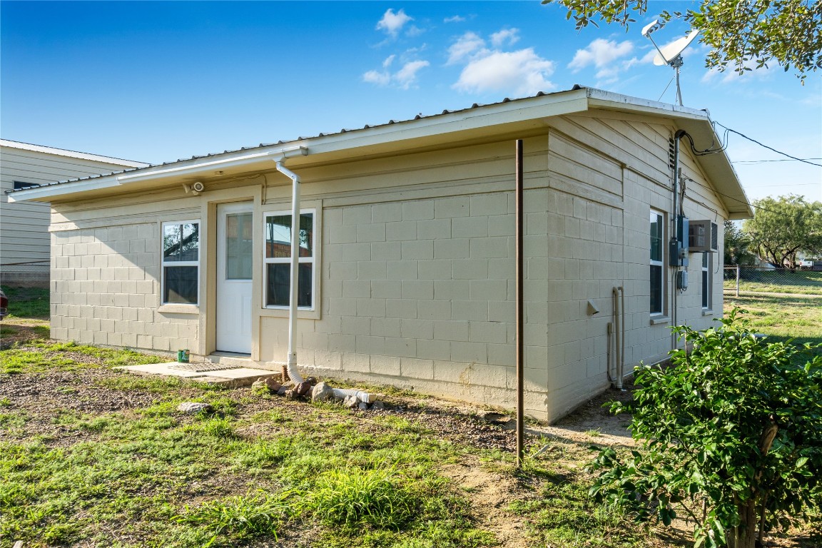 106 Overview Drive Zapata, TX 78076 - Photo 5 of 23 a backyard of a house