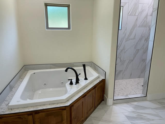 4941 Lost Cove Road Grove, OK 74344 - Photo 24 of 66 Huge Spa Tub