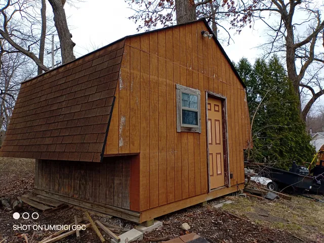 a view of a house with backyard