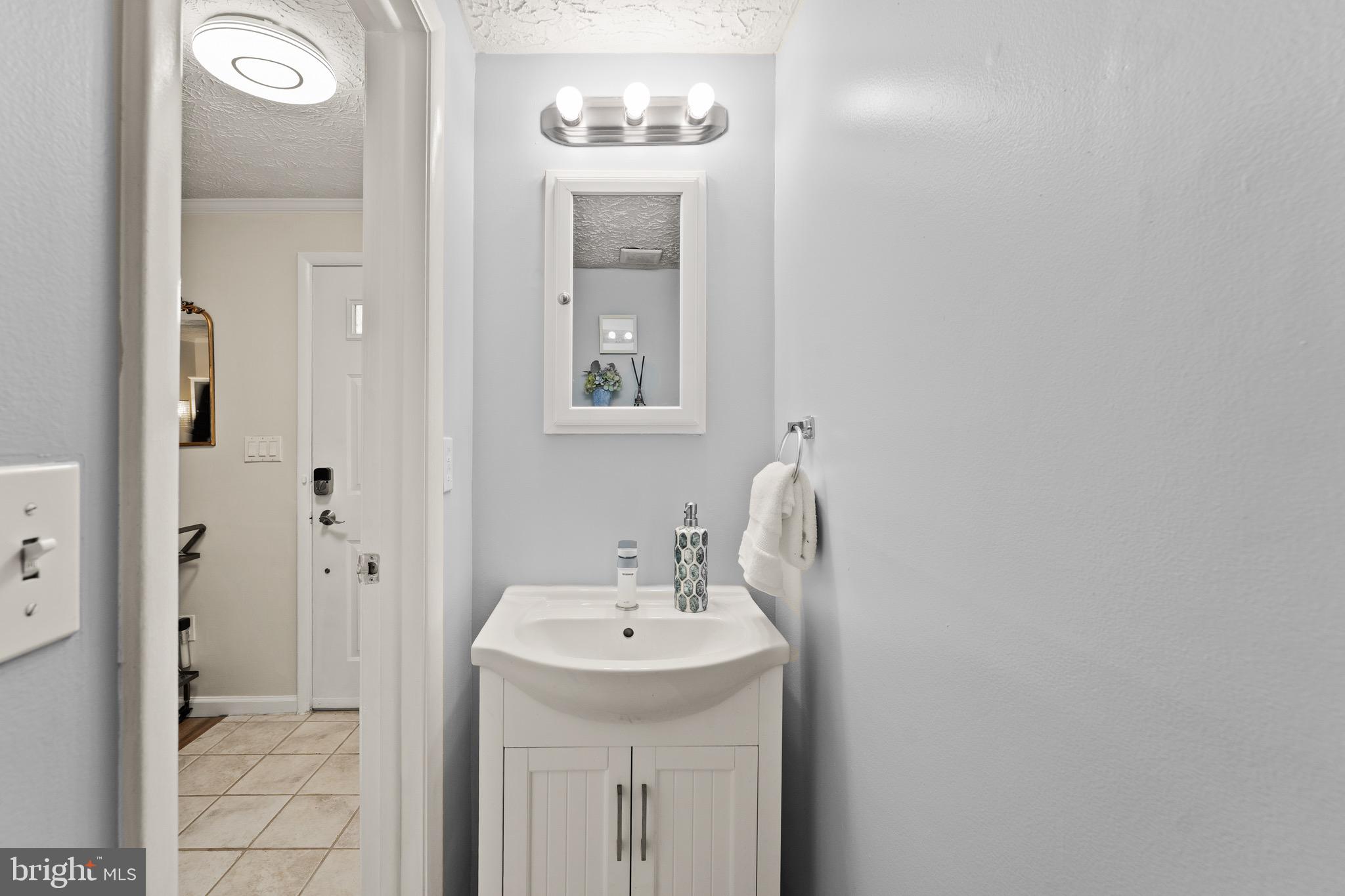 1617 Sierra Woods Drive Reston, VA 20194 - Photo 20 of 39 a bathroom with a sink and mirror