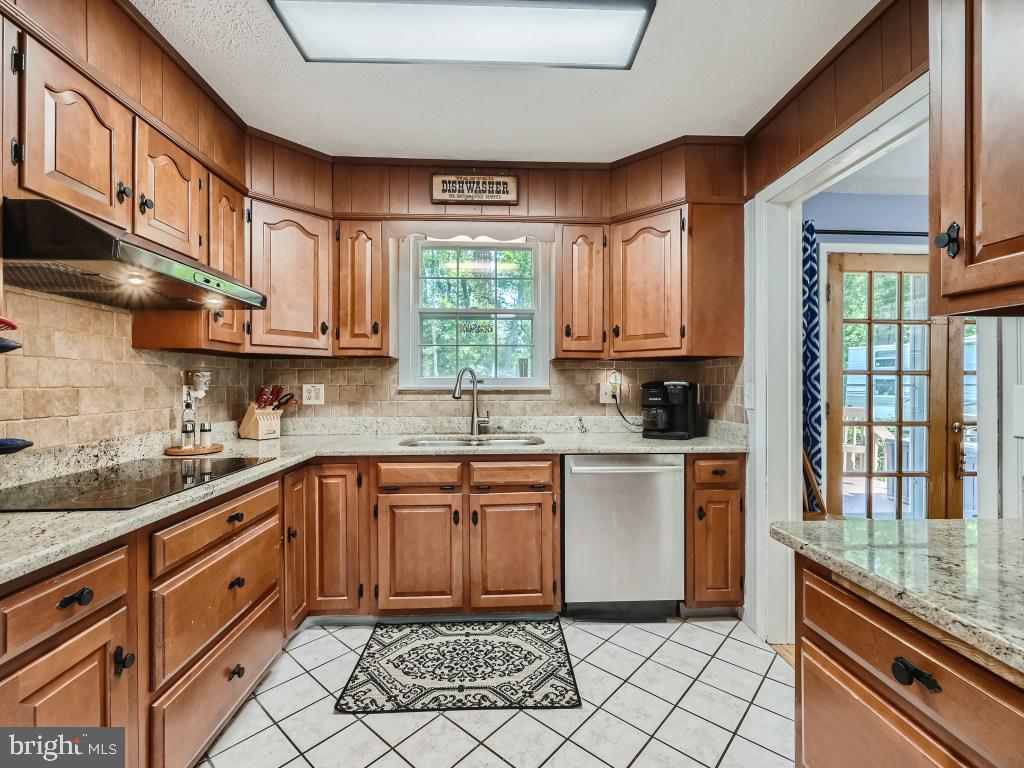 466 Edgewater Road Pasadena, MD 21122 - Photo 13 of 32 Plenty of Space in Kitchen