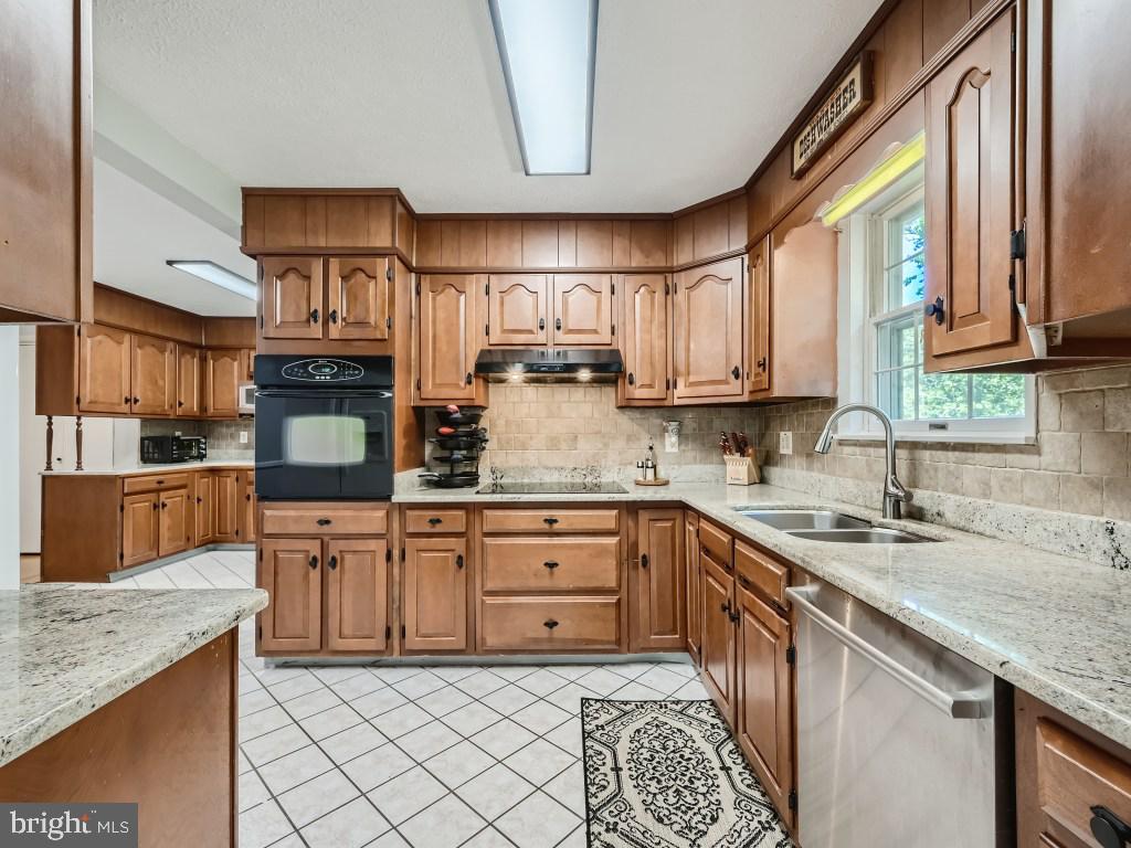 466 Edgewater Road Pasadena, MD 21122 - Photo 14 of 32 Bright Kitchen Space