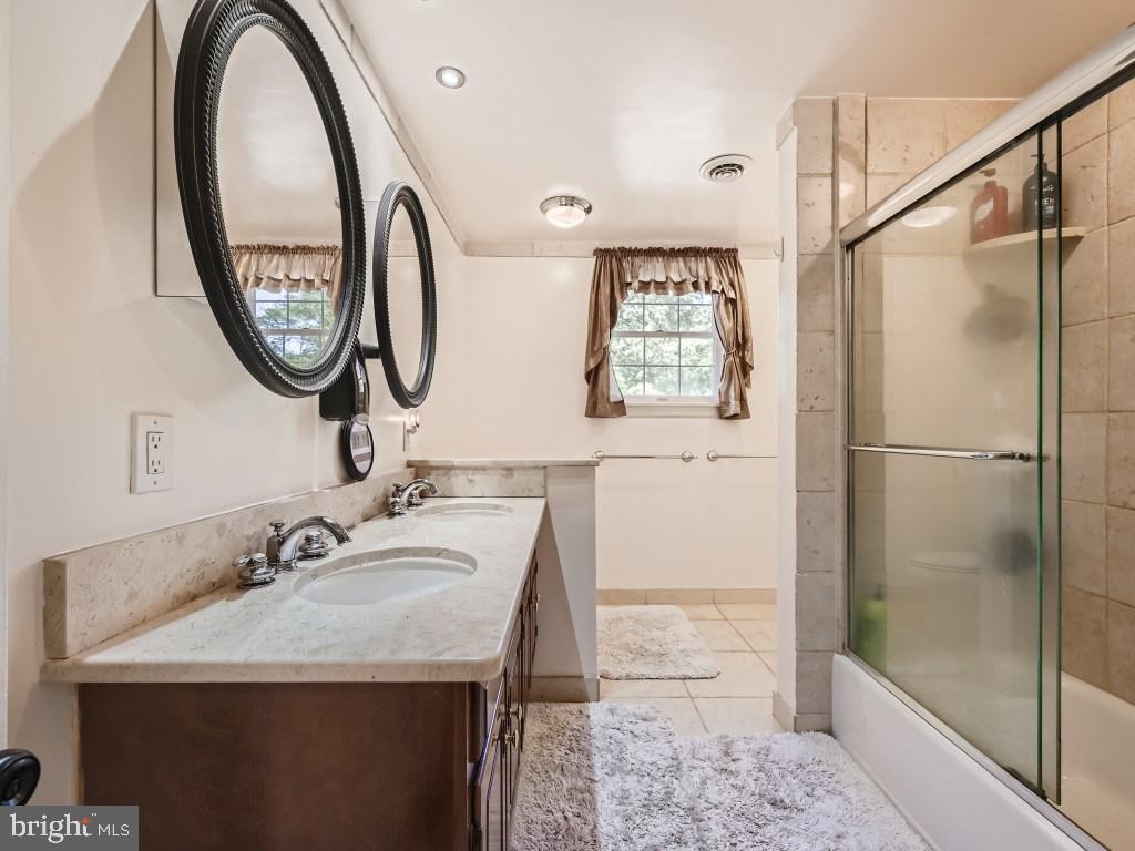 466 Edgewater Road Pasadena, MD 21122 - Photo 24 of 32 Full Bath on Upper Level