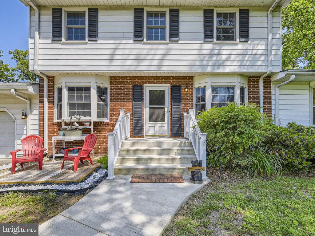 466 Edgewater Road Pasadena, MD 21122 - Photo 3 of 32 Welcoming Front Porch