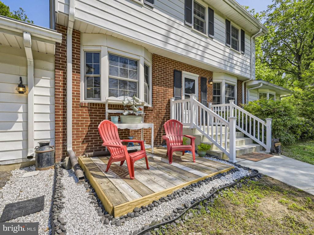 466 Edgewater Road Pasadena, MD 21122 - Photo 4 of 32 Casual Seating Area