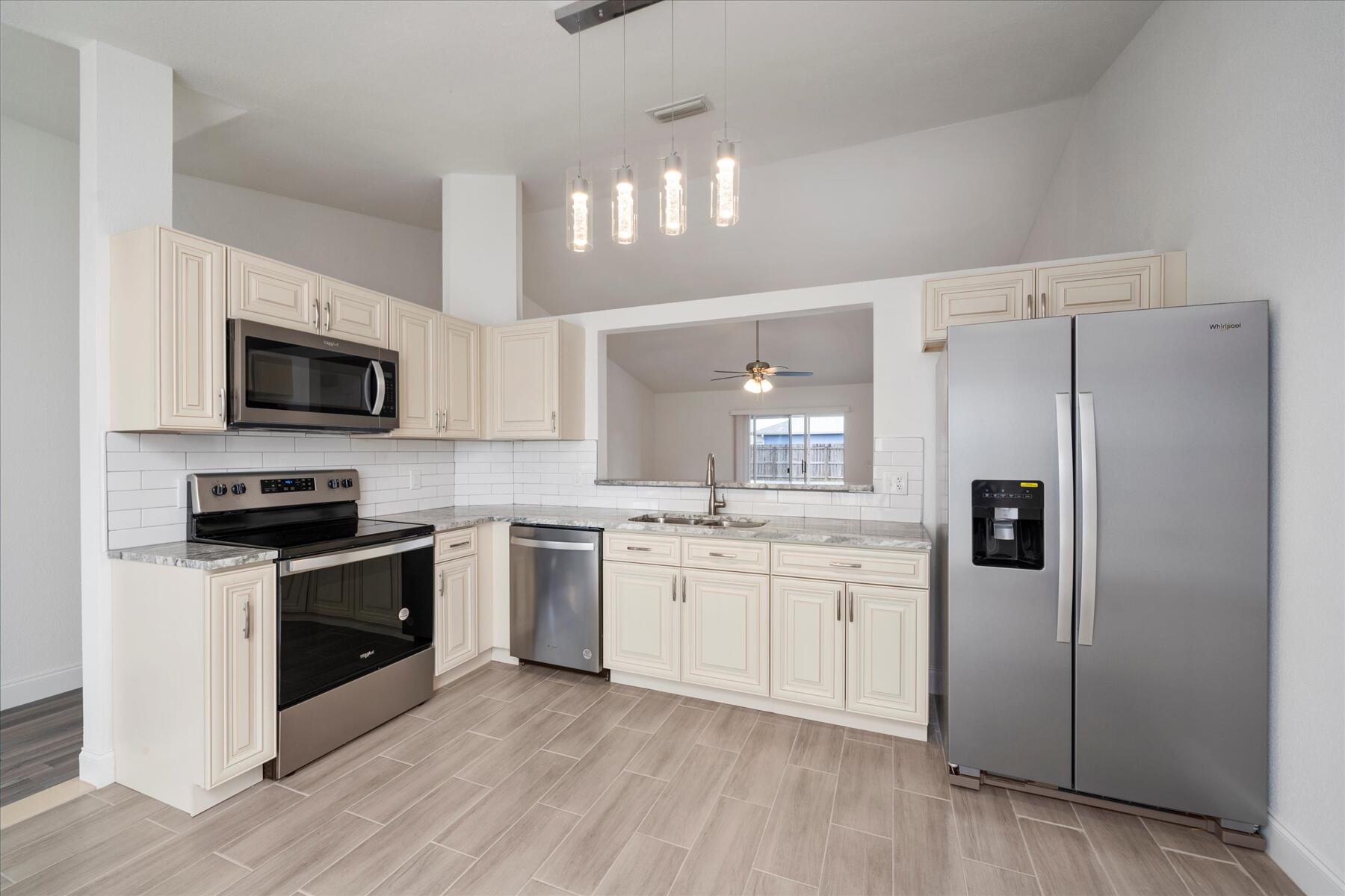 541 Avocado Road Northwest Palm Bay, FL 32907 - Photo 4 of 25 04-DSC04523