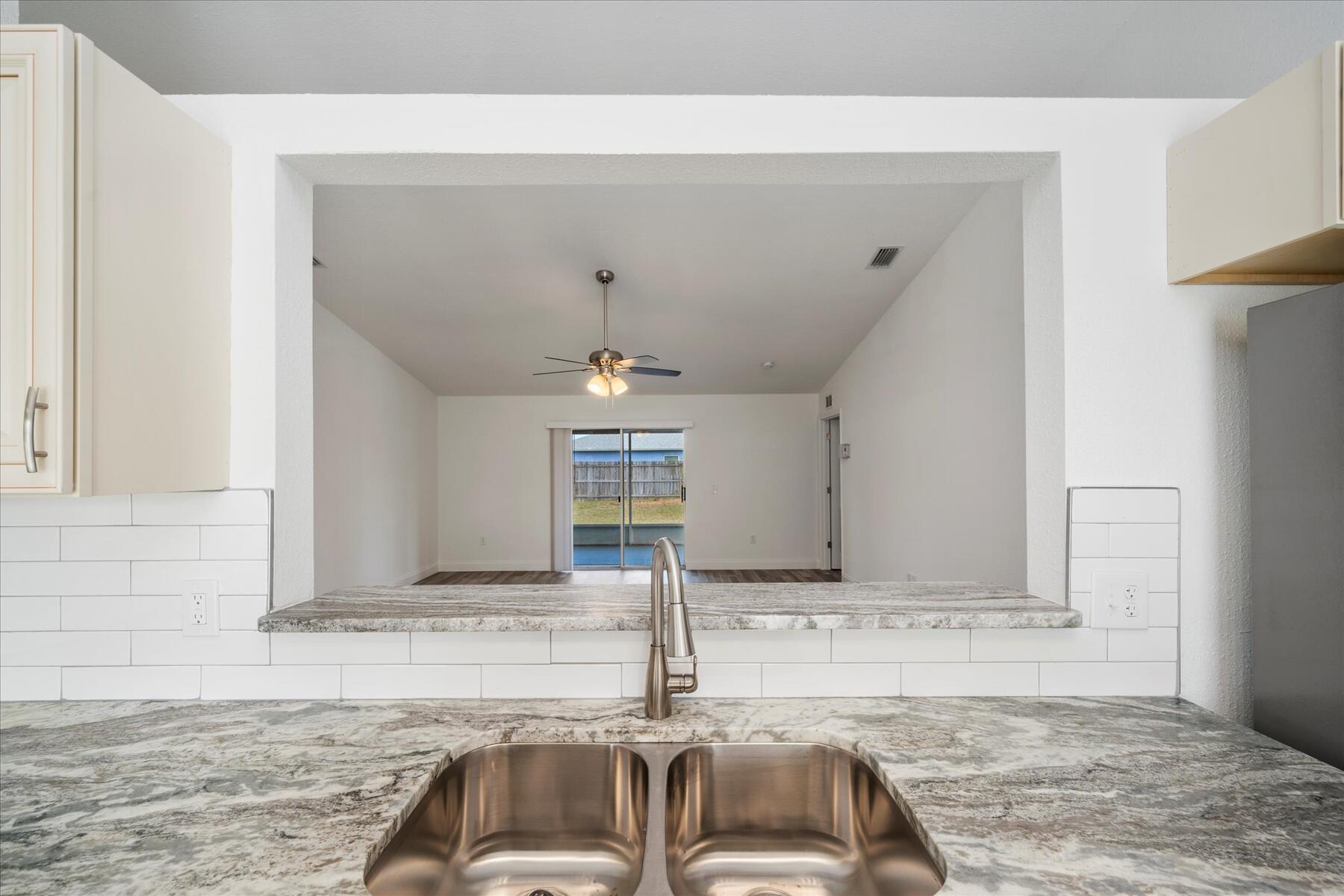 541 Avocado Road Northwest Palm Bay, FL 32907 - Photo 5 of 25 05-DSC04802
