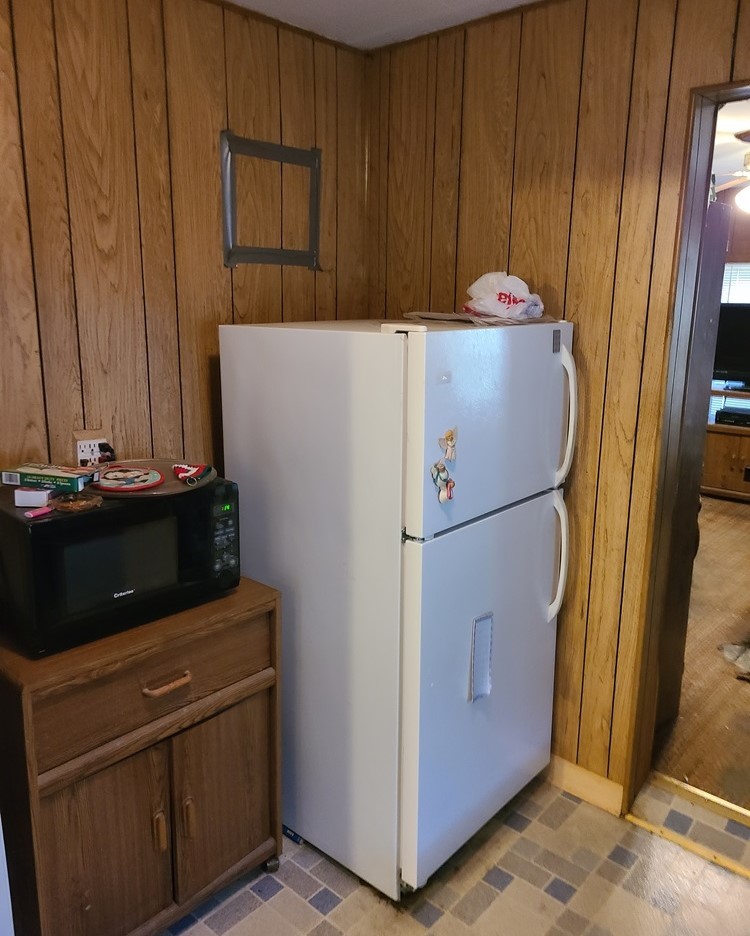 905 Walton Road Dixon, IL 61021 - Photo 3 of 18 a utility room with dryer and washer