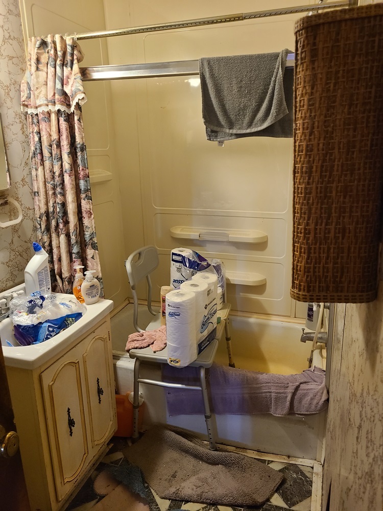 905 Walton Road Dixon, IL 61021 - Photo 10 of 18 a room with a washing machine