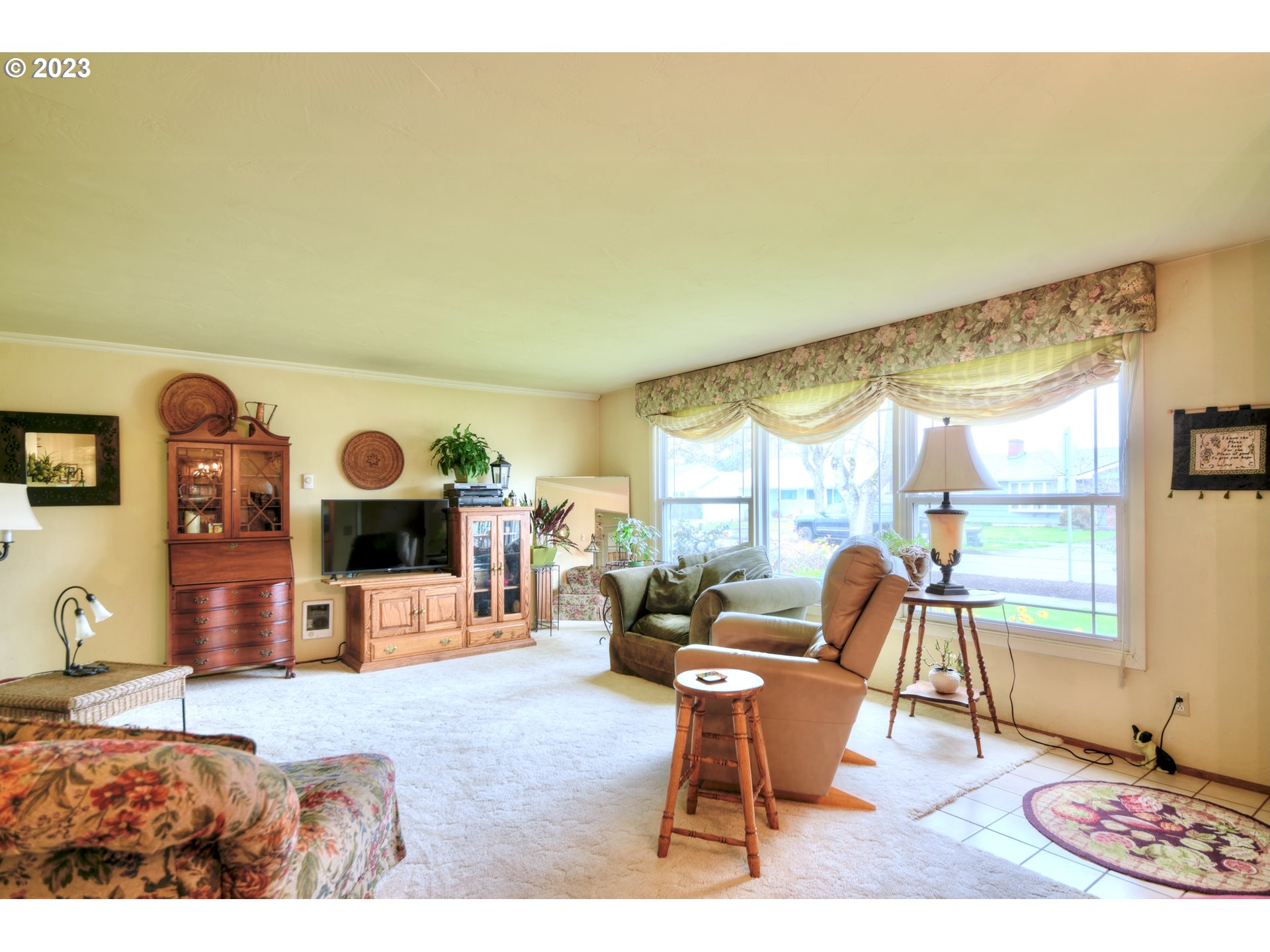 1267 N Street Springfield, OR 97477 - Photo 3 of 27 a living room with furniture and a large window