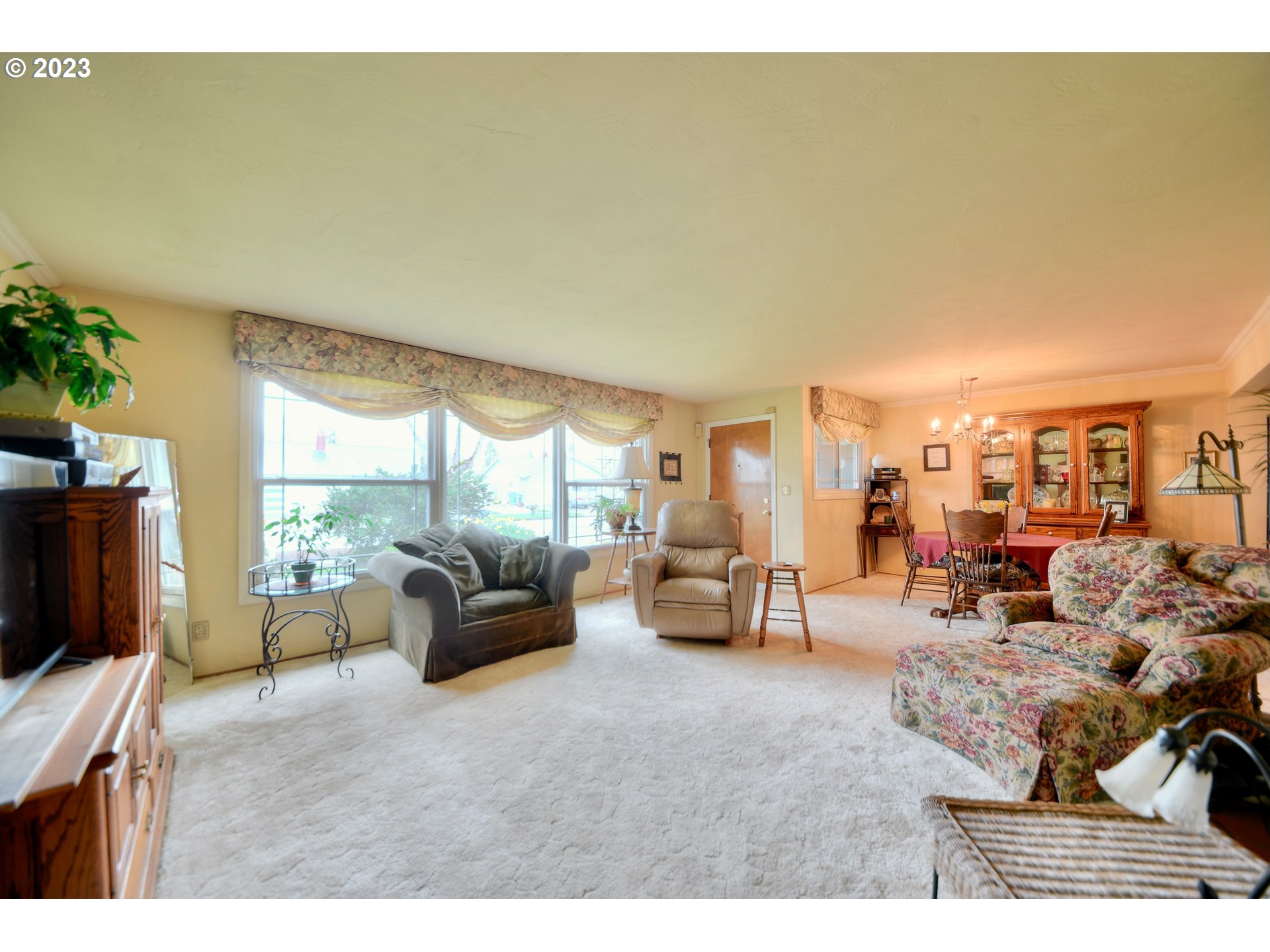 1267 N Street Springfield, OR 97477 - Photo 5 of 27 a living room with furniture and a flat screen tv