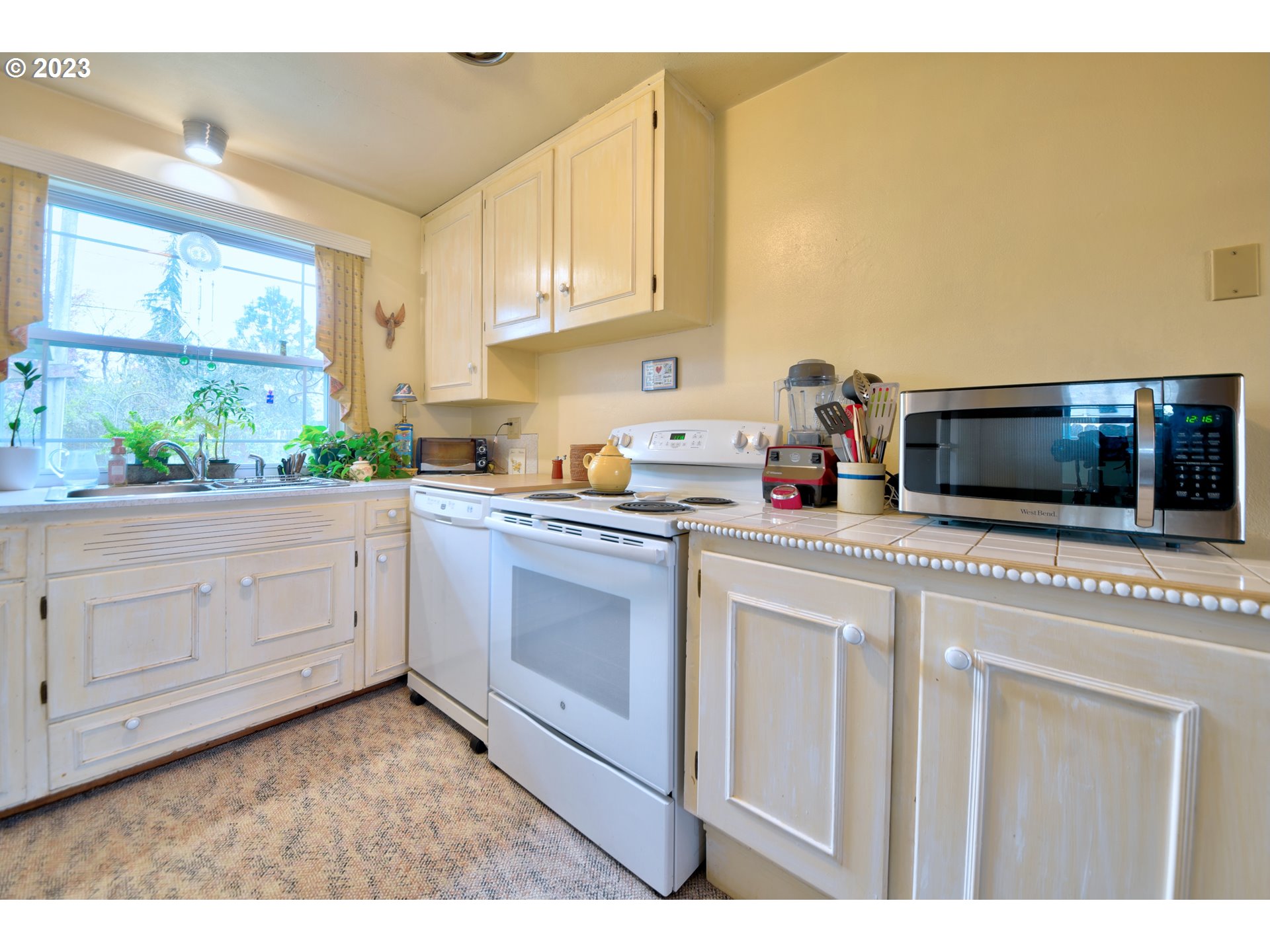 1267 N Street Springfield, OR 97477 - Photo 8 of 27 a kitchen with a sink and cabinets