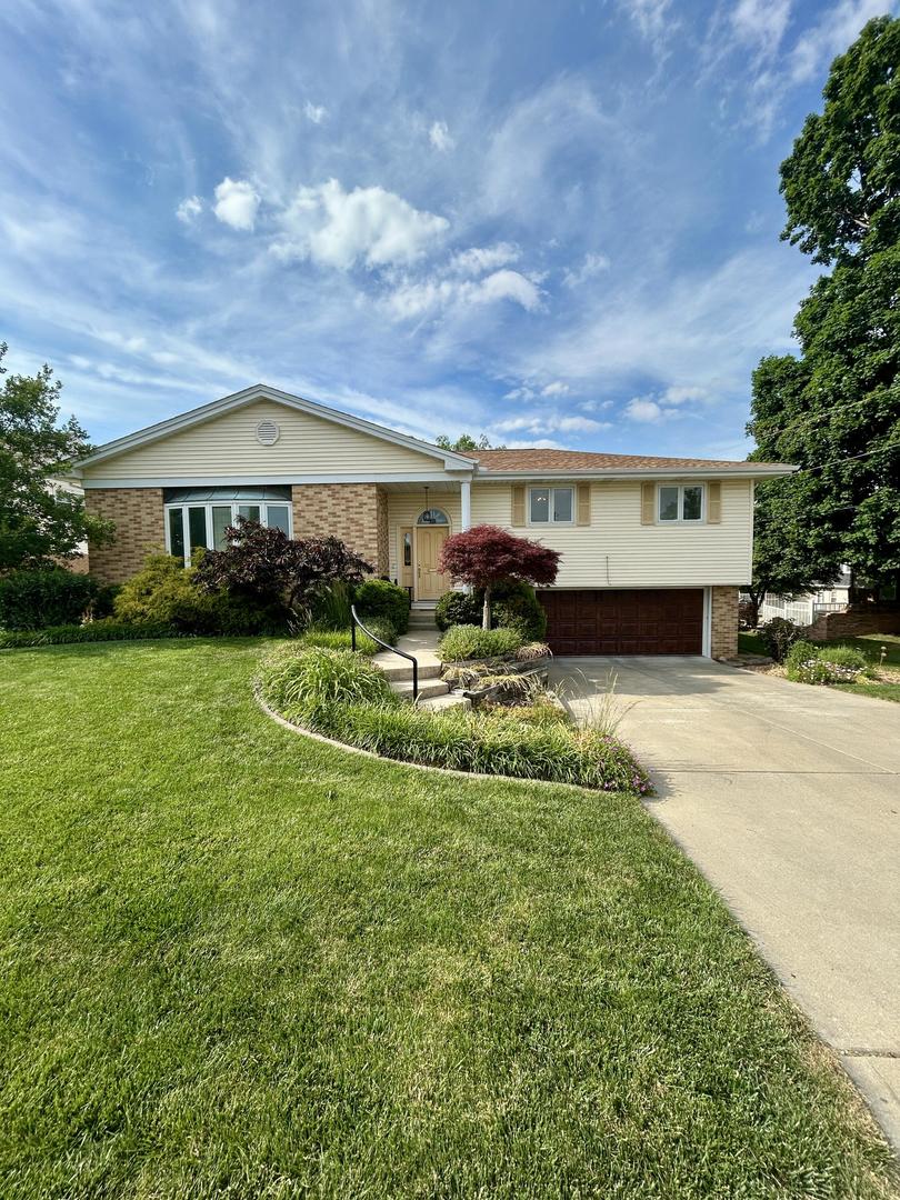672 West Karen Drive Decatur, IL 62526 - Photo 1 of 45