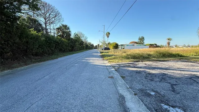 a view of back yard of the house