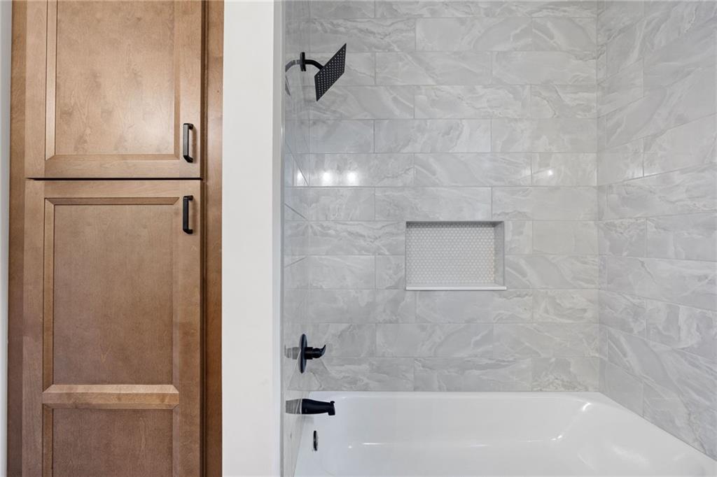 114 Folsom Road Northwest Adairsville, GA 30103 - Photo 13 of 20 a bathroom with a bathtub