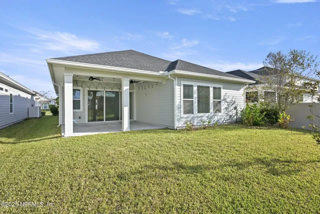 a view of an house with backyard and garden