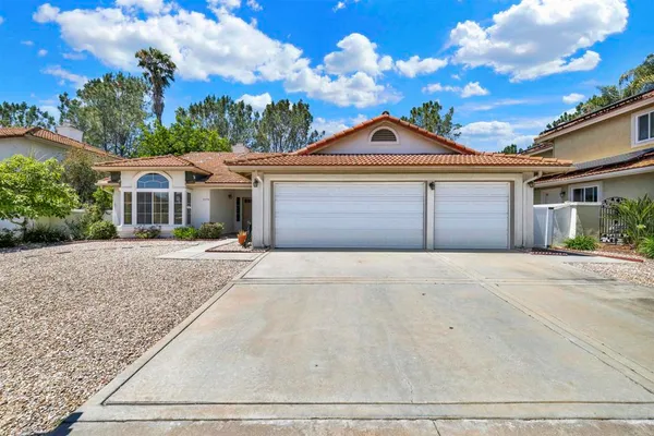 $990,000 | 5179 Vía Mindanao, Oceanside, CA 92057