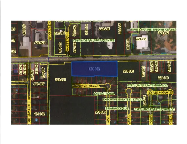 a black and white photo of a building