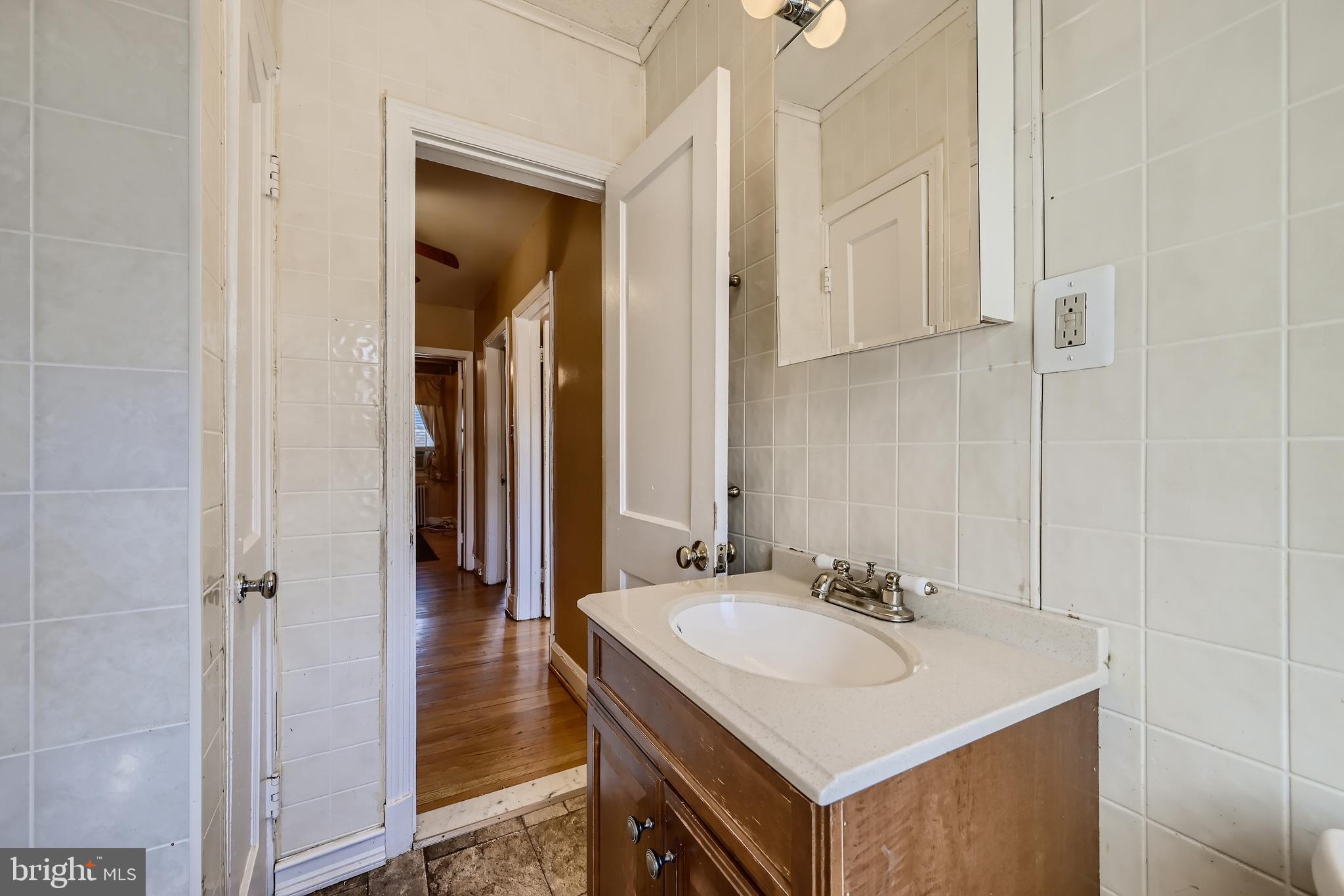 913 Kevin Road Baltimore, MD 21229 - Photo 15 of 27 Vinyl Floor/Huge Linen Closet