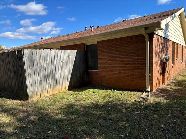 a view of a back yard of the house