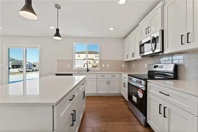 $415,950 | 338 Meadowlark Drive, Raymore, MO 64083