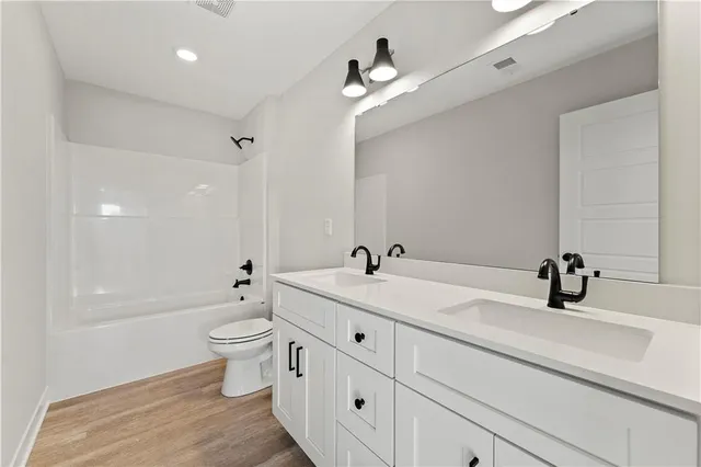 $415,950 | 338 Meadowlark Drive, Raymore, MO 64083