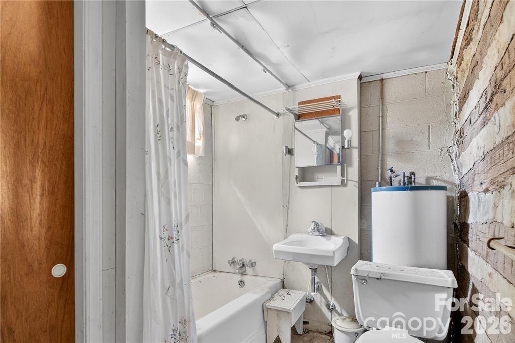 11124 Eastfield Road Huntersville, NC 28078 - Photo 38 of 41 a bathroom with a sink and a toilet