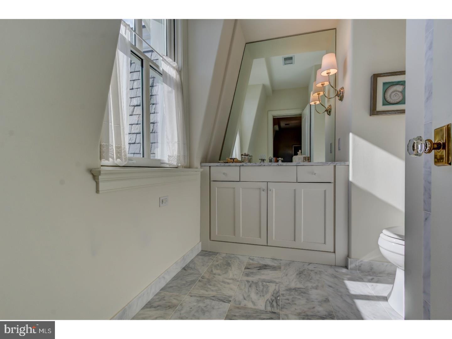 40 Louella Court, Unit C3/ D3 Wayne, PA 19087 - Photo 24 of 27 En-suite bath for the second bedroom