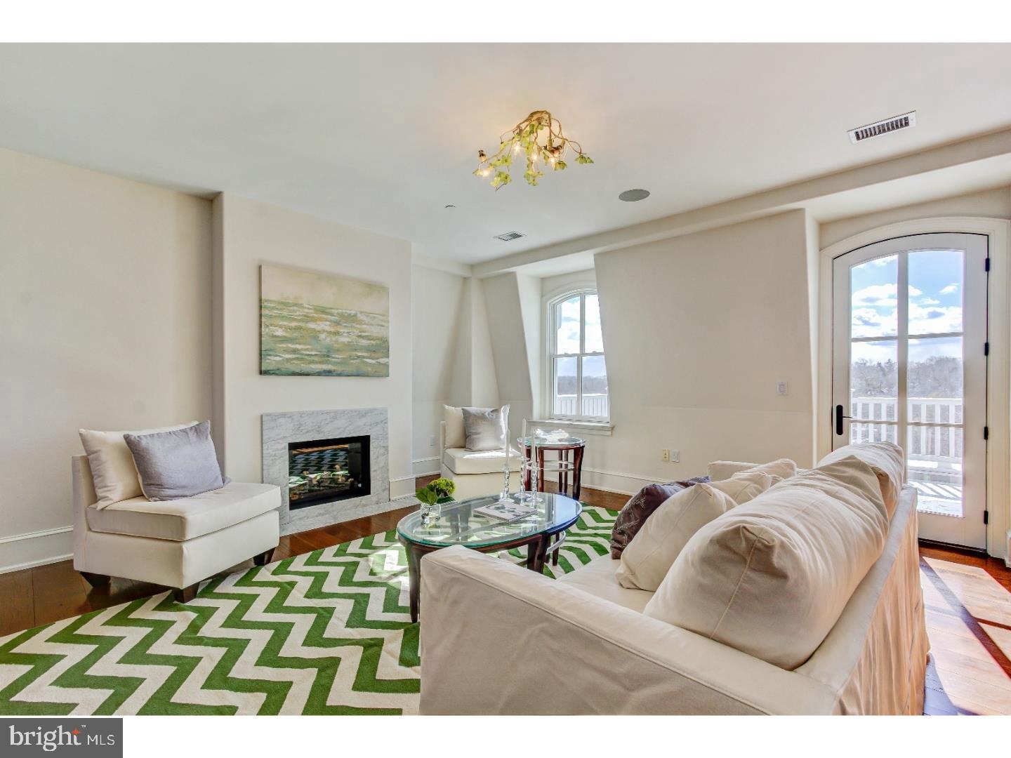 40 Louella Court, Unit C3/ D3 Wayne, PA 19087 - Photo 7 of 27 Living room with southern exposure