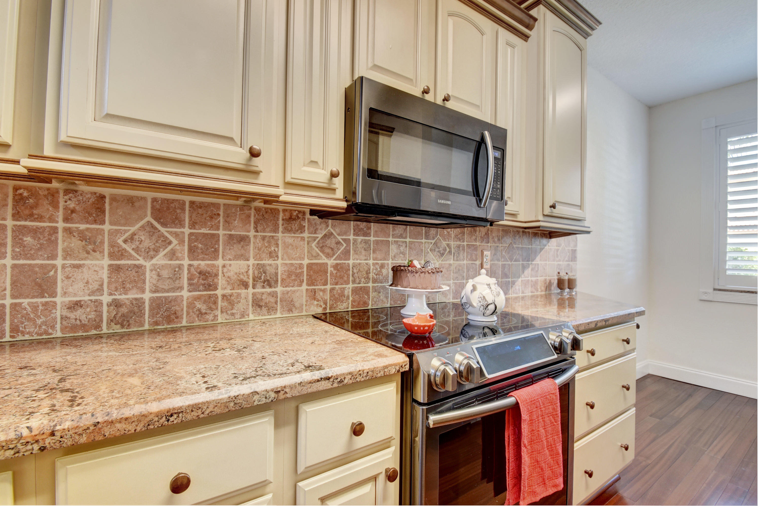 6814 Via Regina Boca Raton, FL 33433 - Photo 12 of 42 Beautiful Back splash
