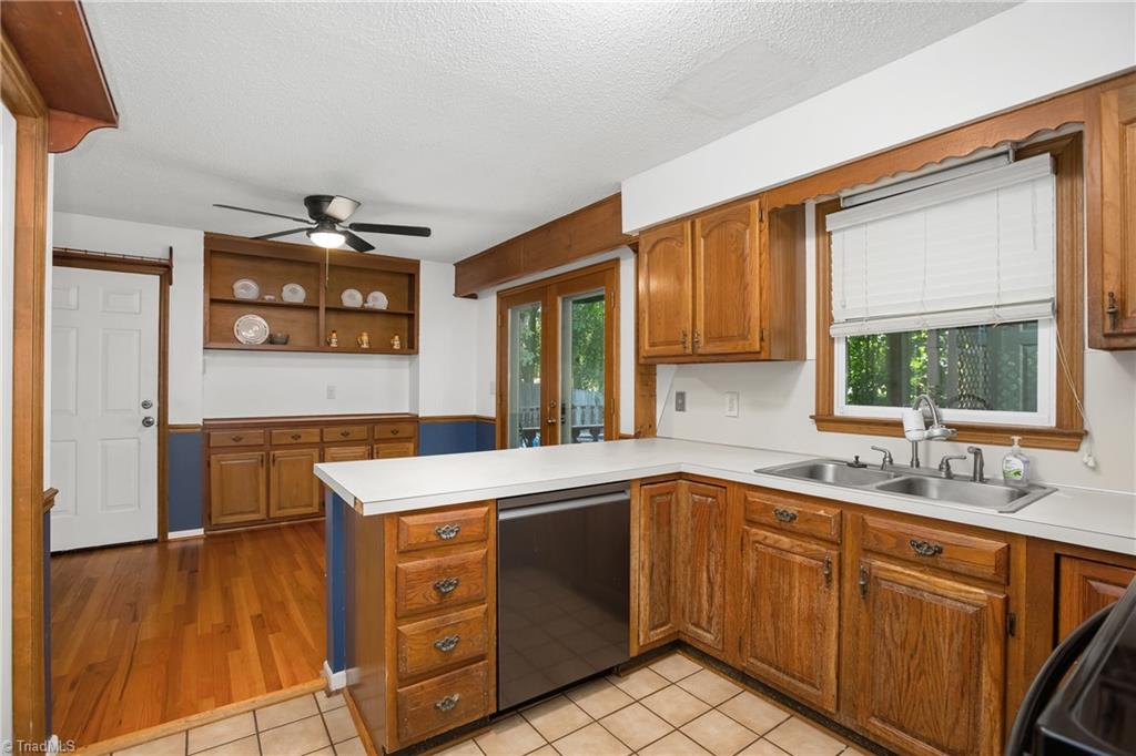 475 Farmstead Road Winston-Salem, NC 27107 - Photo 3 of 33 Kitchen and breakfast room
